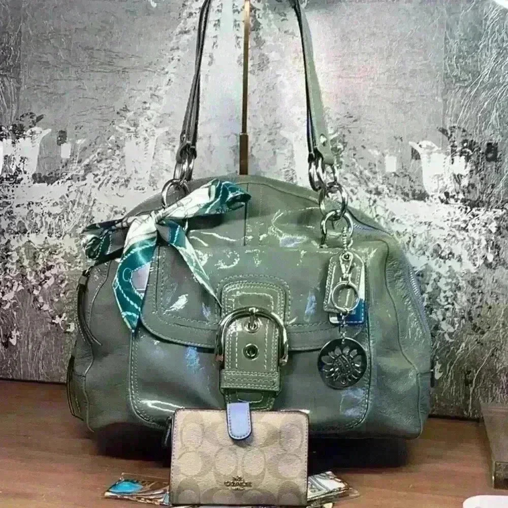 Coach Glossy Green Shoulder Bag with Blue Accents - Picture 2 of 16
